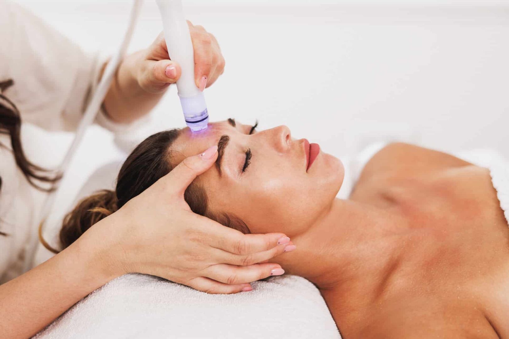 Pratique du soin Hydrafacial sur modèle
